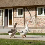 度假居 Relax In A Thatched Barn With A Sauna *